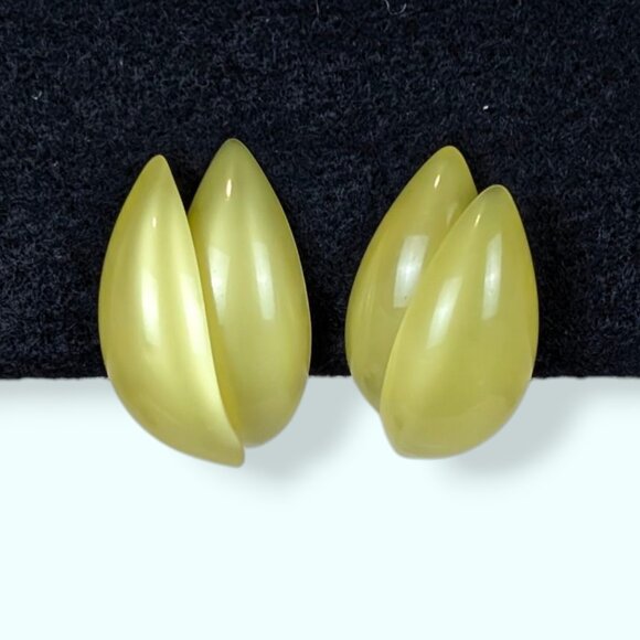 V. Mid-Century Yellow Moonglow Lucite Earrings - Picture 2 of 6